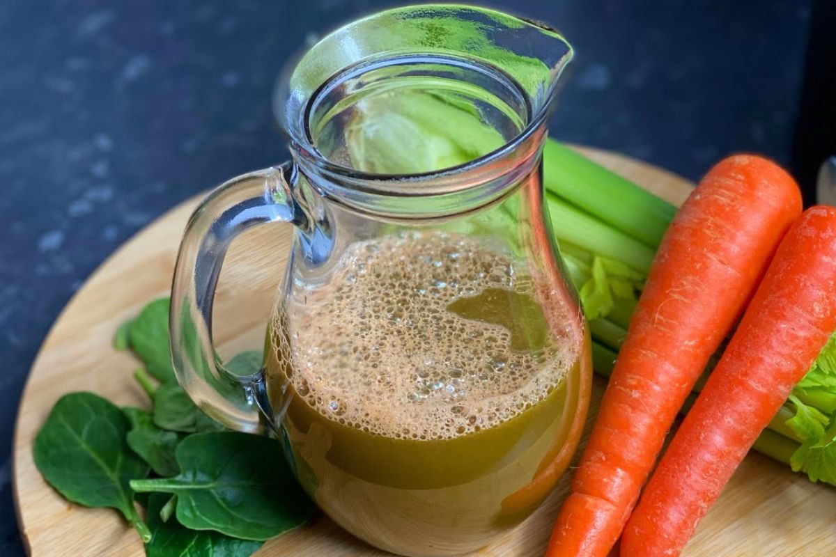Nước ép cải bó xôi, cần tây, cà rốt