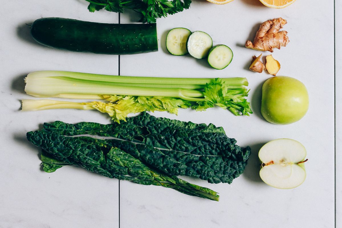 Nước ép cải kale cần tây thải độc gan